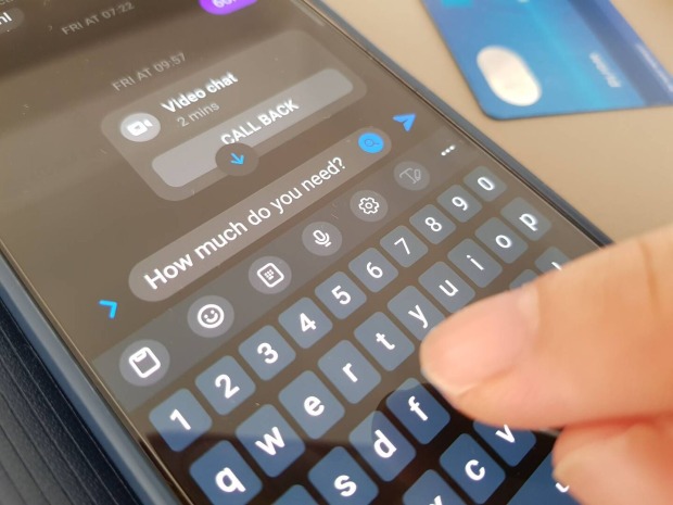 Handydisplay mit vorbereiteter SMS, die besagt "Wie viel Geld brauchst Du?"