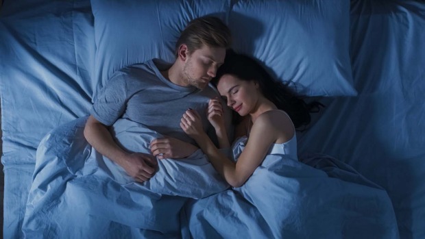 Paar schläft im Bett | Credit: iStock.com/gorodenkoff