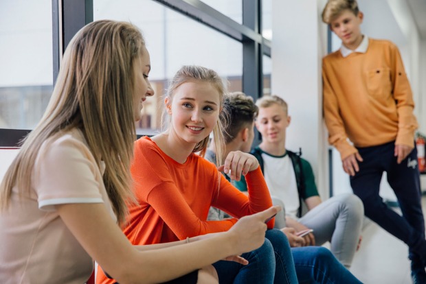 Jugendliche sprechen miteinander | Credit: iStock.com/DGLimages
