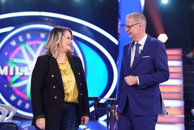 Günther Jauch mit einer Kandidatin bei "Wer wird Millionär?"