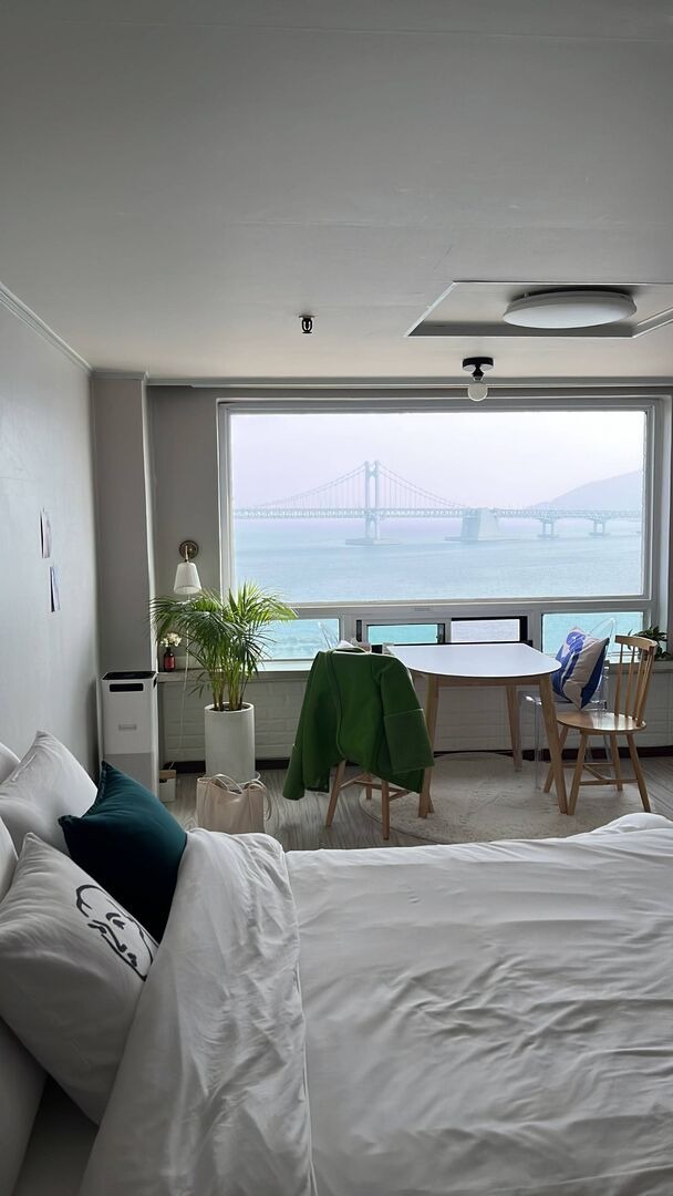 Ausblick auf die Gwangan Brücke aus dem Fenster des gemieteten Airbnb