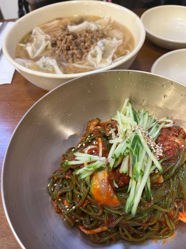 "Bibim Guksu" und "Kalguksu" im Myeongdong Kyoja in Seoul