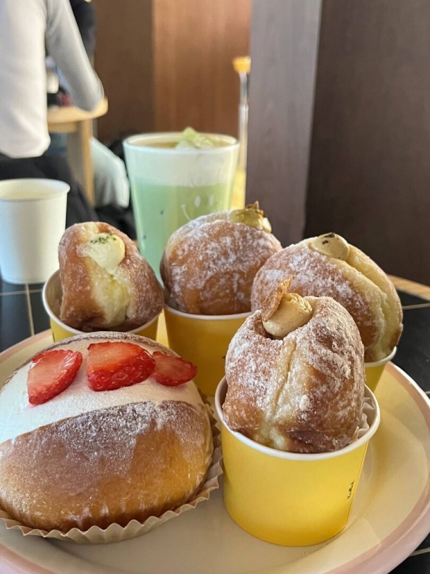 Die Autorin stellt ihr Lieblingscafe in Seoul namens "Knotted" vor