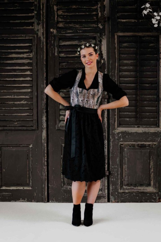 Model im schwarzen Dirndl, mit schwarz-weiß-gemustertem Oberteil