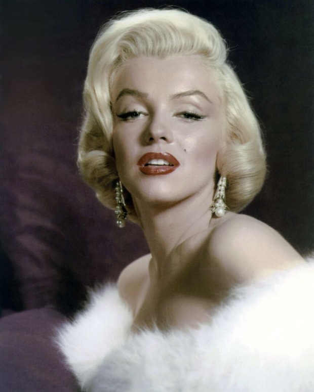 Porträt der Schauspielerin Marilyn Monroe, die ein weißes Pelz-Oberteil trägt