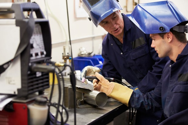Lehrling in der Metallindustrie wird von seinem Ausbildner eingeschult | Credit: iStock.com/monkeybusinessimages
