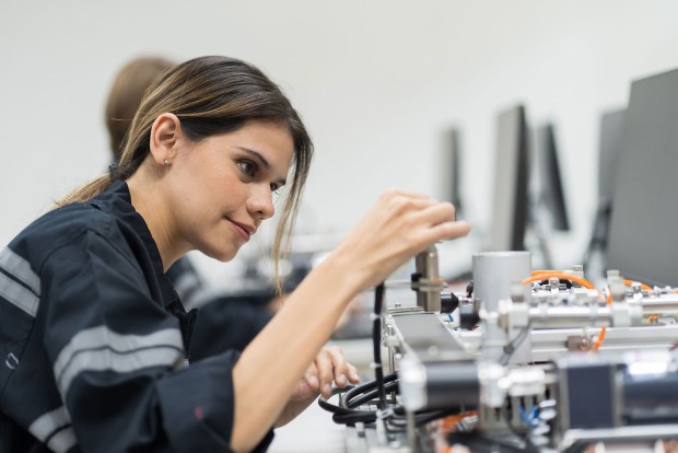 Junge Arbeiterin bei der Laborarbeit | Credit: iStock.com/Amorn Suriyan