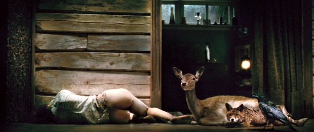 Eine Szenen aus dem Film "Antichrist": Eine Frau liegt nackt auf dem Boden einer Waldhütte, neben ihr ruhen ein Reh sowie ein Fuchs