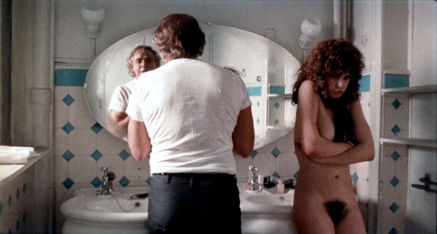 Eine Szene aus dem Film "Der letzte Tango in Paris": Marlon Brando rasiert sich in einem Badezimmer im Spiegel, Maria Schneider steht nackt, mit verschränkten Armen neben ihm