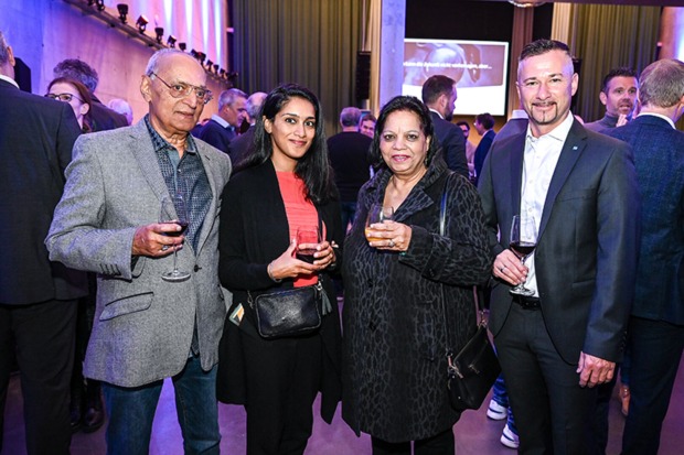 Tony, Simni und Sweety Walia (Feldkirch) mit ihrem Kundenberater Martin Schieder (Hypo Feldkirch)
