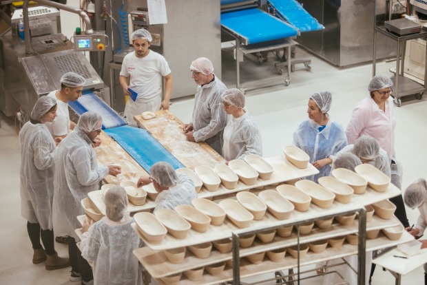 Alle Besucher der Brotpräsentation durften ihren eigenen Urdinkelschatz backen.