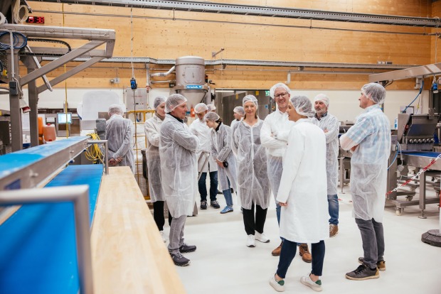 Die Mangold-Crew führte die Besucher bei der Brotpräsentation durch die Zentrale in Dornbirn.