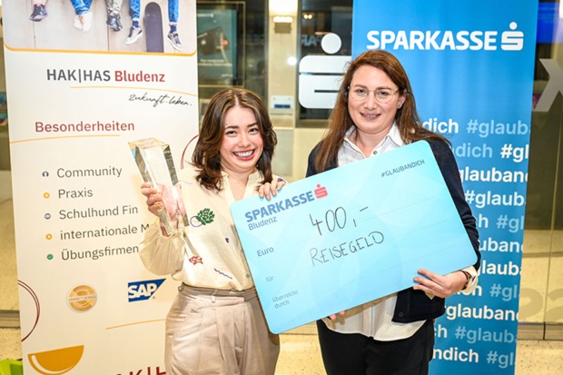 Award Siegerin Evelyn Dünser mit Projekt KLEIDERgrün und Professorin Julia Hofer