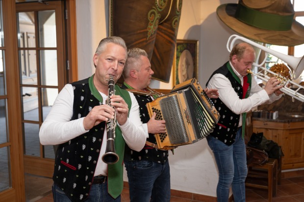 Die Musikgruppe "Die Edlseer" spielten bei der Scheckübergabe