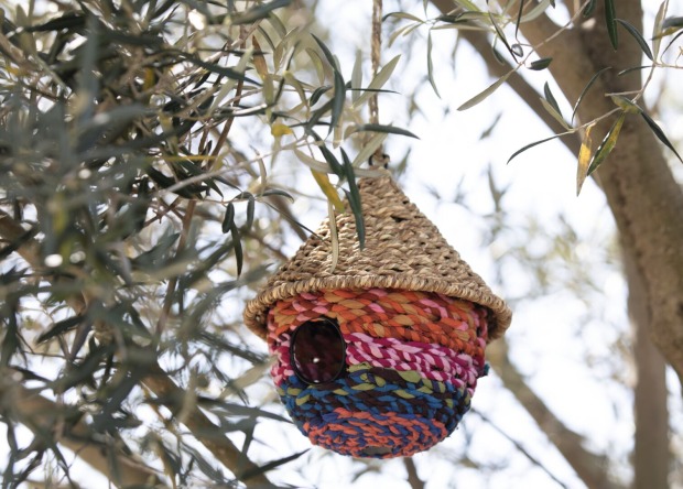 Buntes Stoffvogelhaus im Baum hängend