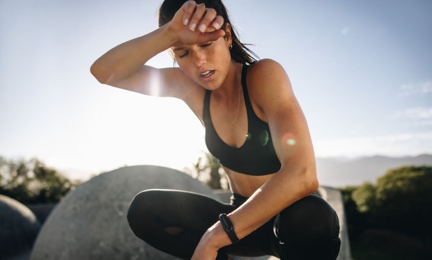 Frau ist fertig vom Sport | Credit: iStock.com/jacoblund
