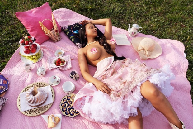 Bahati Venus posiert auf einer Picknick Decke.