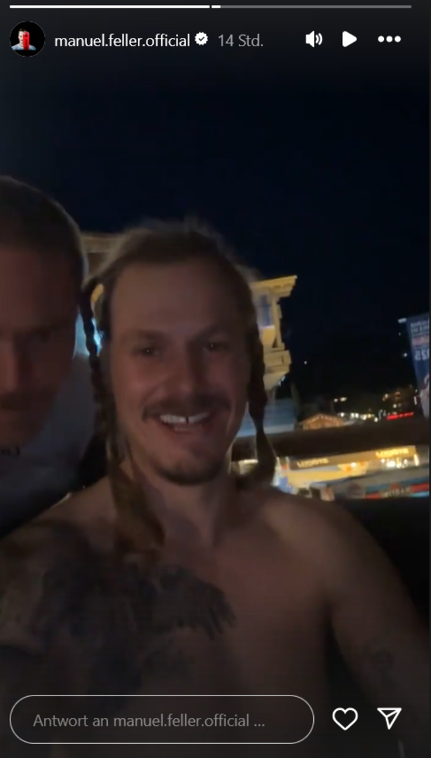 Screenshot aus Fellers Instagram-Story: Er sitzt ohne T-Shirt mit Zöpfen am Balkon.