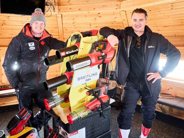 Thomas Morgenstern und Andreas Gabalier mit Laubbläser-Anzug.