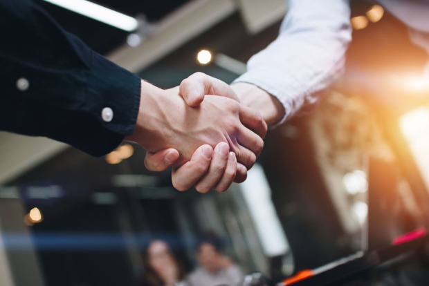 Männer schütteln Hände | Credit: iStock.com/LeonidKos