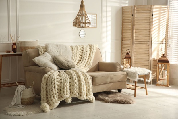 Couch mit Decke und Kissen | Credit: iStock.com/Liudmila Chernetska