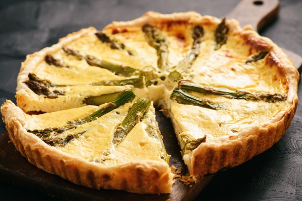 Eine Spargel Quiche auf einem Holzbrett