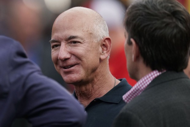 Jeff Bezos in schwarzem Poloshirt.