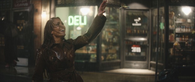 Jennifer Lopez tanzt am Ende des Films im Regen