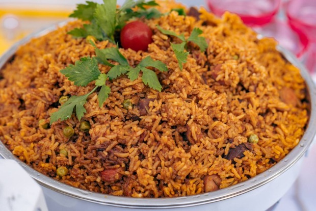 Schale mit üppig gefülltem Jollof-Reis, einer westafrikanischen Spezialität