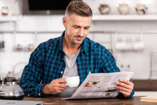 Mann trinkt Kaffee | Credit: iStock.com/LightFieldStudios