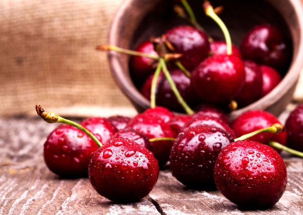 Kirschen auf einem Tisch | Credit: iStock.com/boule13