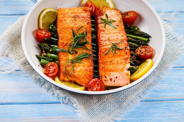 Lachs mit Gemüse | Credit: iStock.com/gbh007