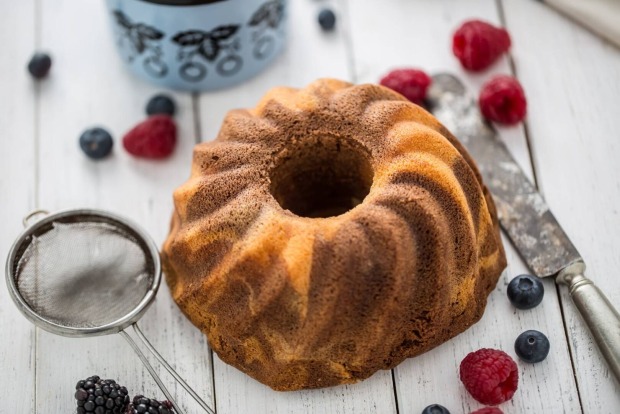 Ansicht eines Marmor-Gugelhupfs, dekoriert mit Beeren