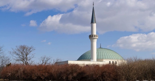 Minarett der größten Moschee Österreichs über ihrer Kuppel.