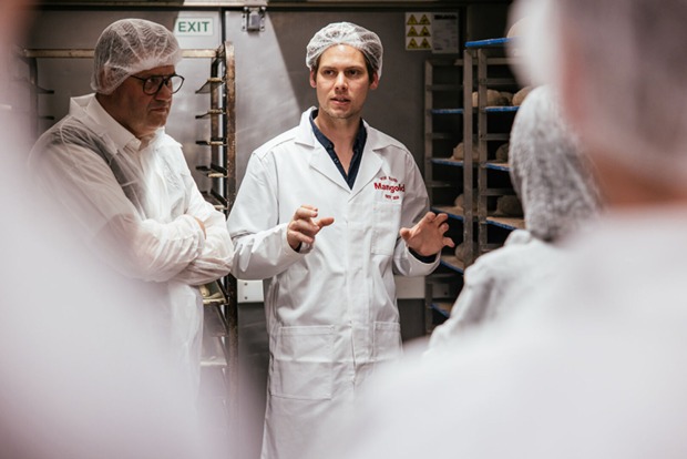 Geschäftsführer Florian Haag erklärt die Produktionsprozesse der Mangold Produkte.