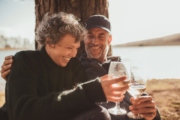 Paar trinkt Wein | Credit: iStock.com/jacoblund