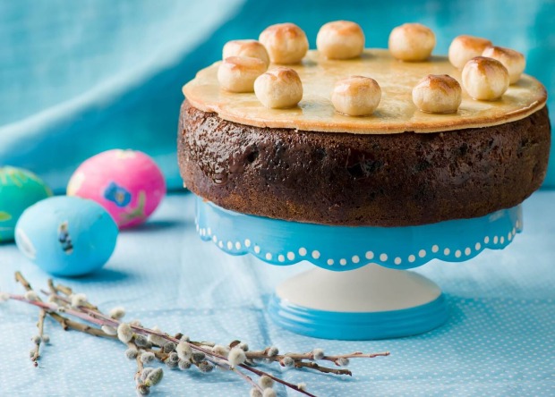 Kuchen auf blauer Etagere