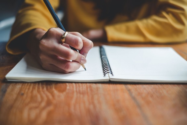 Frau schreibt Tagebuch | Credit: iStock.com/Nattakorn Maneerat
