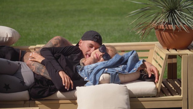 Yasin Mohamed und Jenny Elvers bei "The 50" auf der Couch schmusend.
