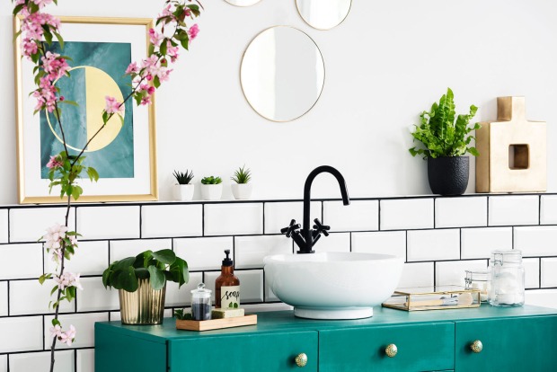 Buntes Badezimmer mit Pflanzen | Credit: iStock.com/KatarzynaBialasiewicz