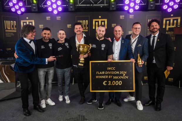 Die Gruppe IWCC FLAIR DIVISION 2024 WINNER BY MONIN posieren vor der Kamera mit dem Preischeck im Wert von € 3.000,-