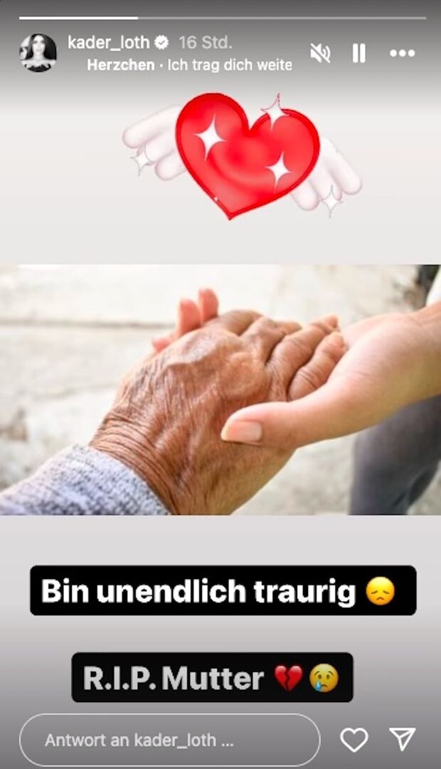 Ein Screenshot von Kader Loth wie sie die sterbende Hand ihrer Mutter hält.