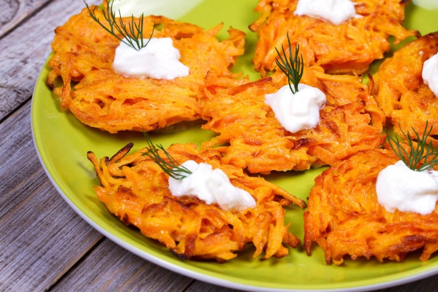 Kartoffelpuffer mit Karotten | Credit: iStock.com/freeskyline