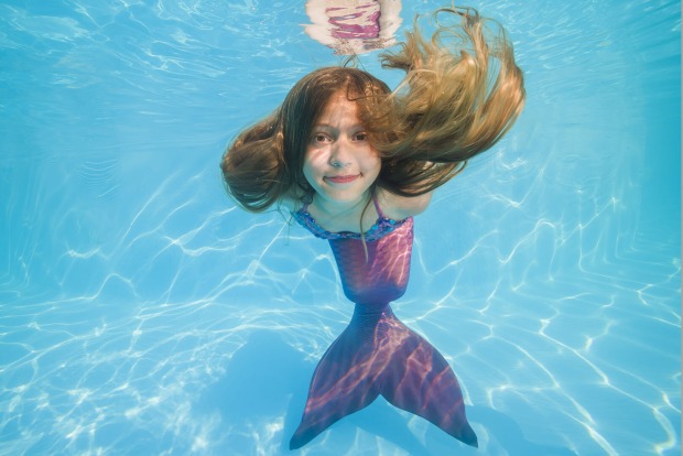 Mädchen schwimmt als Meerjungfrau | Credit: iStock.com/Andriy Nekrasov