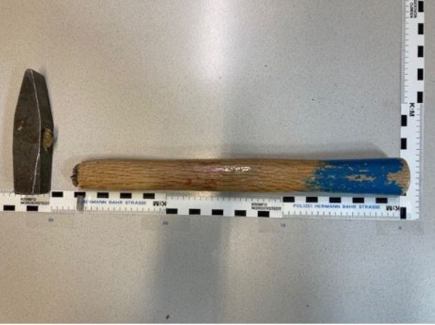 Tatwaffe: Ein abgebrochener Hammer.