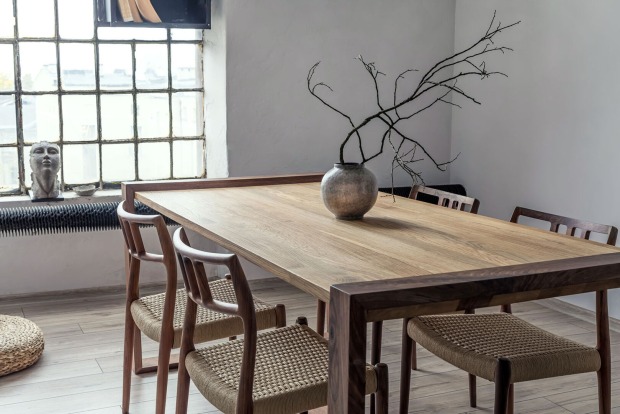 Rustikaler Holztisch im Esszimmer | Credit: iStock.com/FollowTheFlow