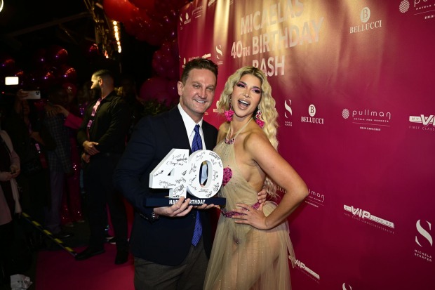 Mann und eine Frau posieren mit einem "40er" für ein Foto