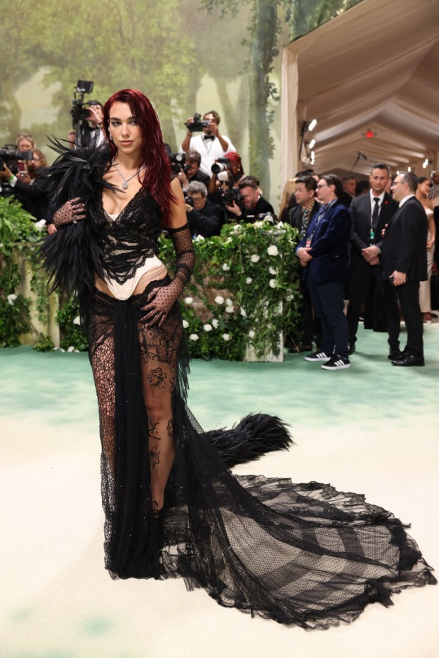 Frau mit roten Haaren in einem schwarzen Goth-Kleid.