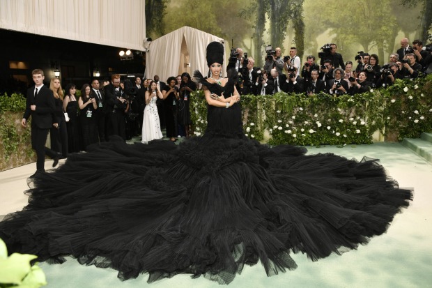 Eine Frau in einem überdimensionalen schwarzen Kleid