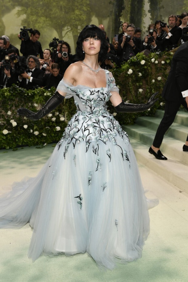 Eine Frau mit schwarzer Perücke in einem eisblauen Kleid